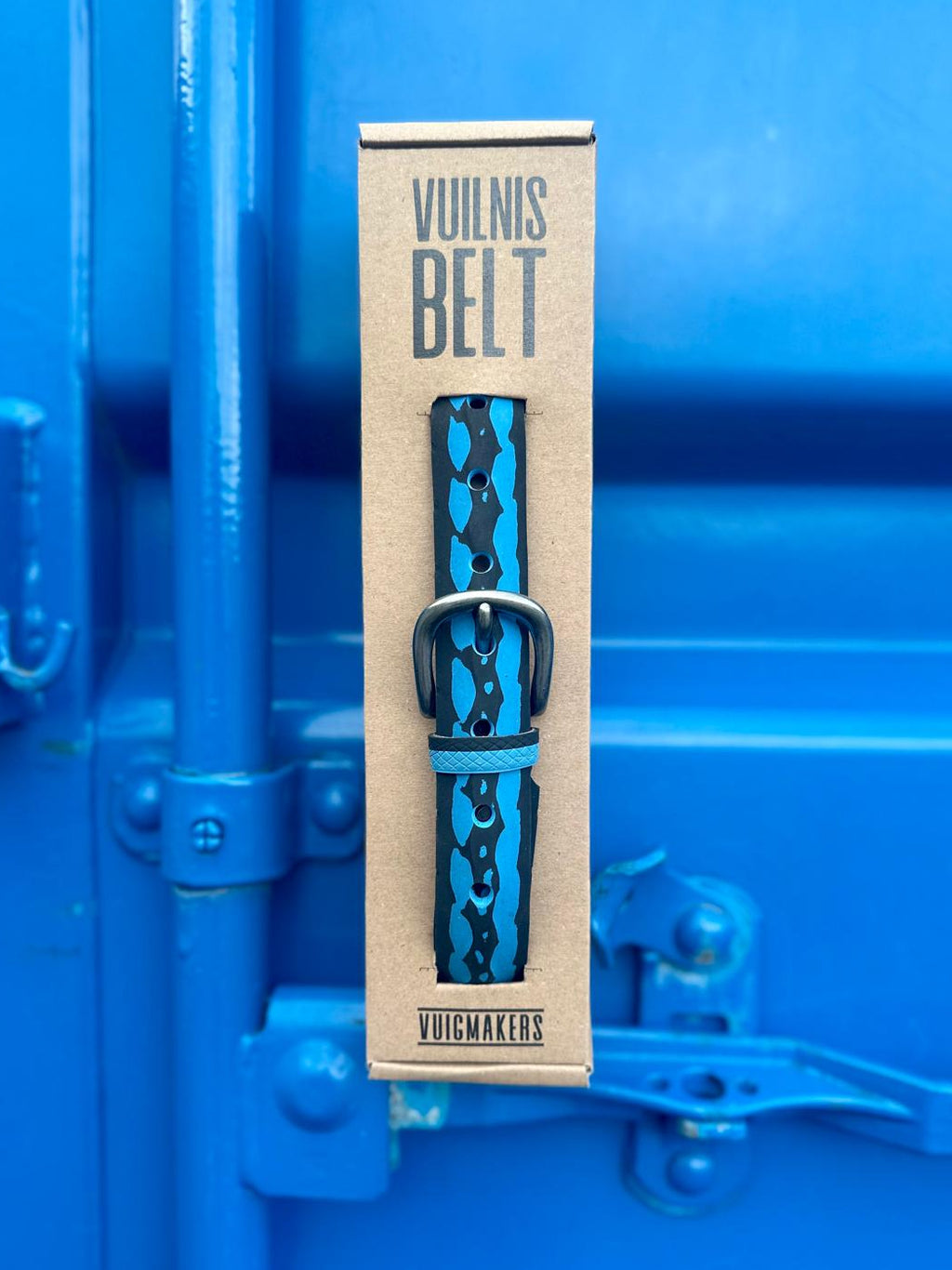 blauw met zwarte broekriem gemaakt van een versleten fietsband