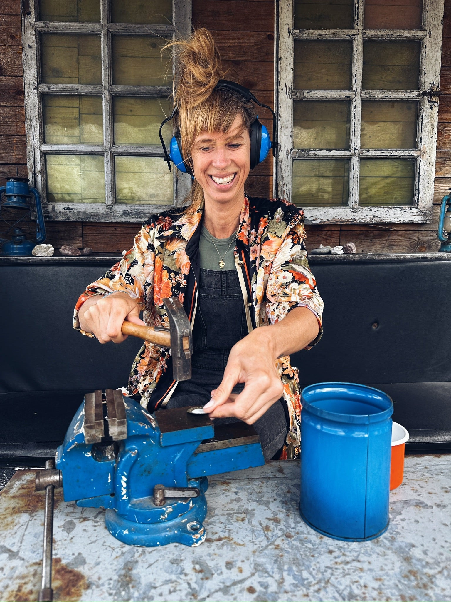 Vuigmakers making beerrings